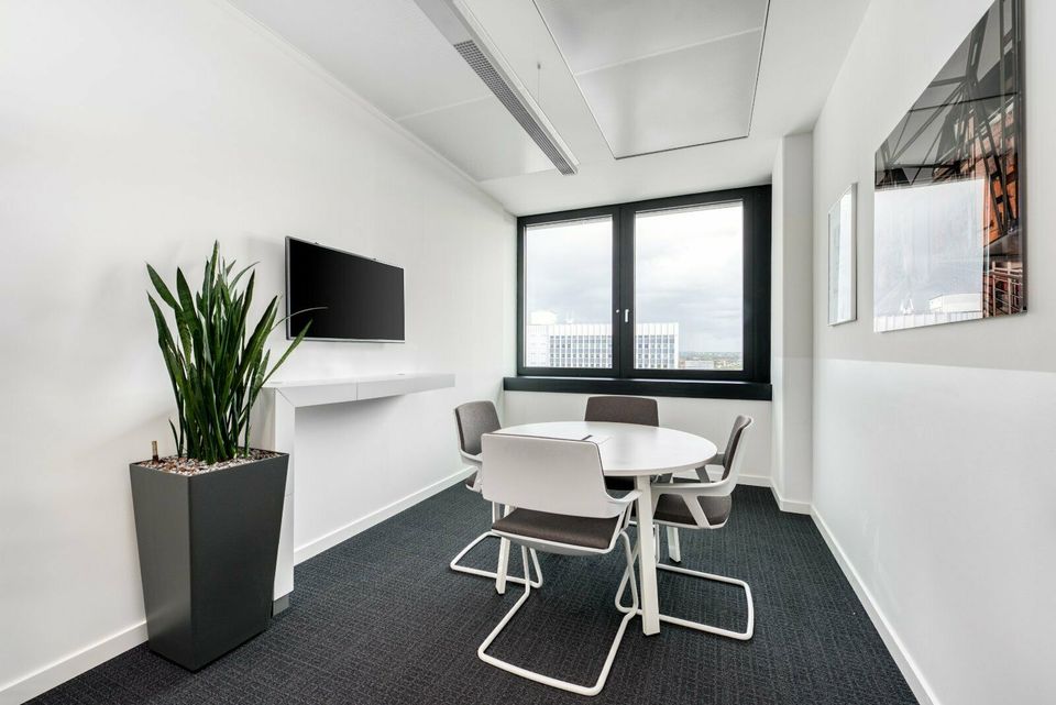 Privater Büroraum für 3 Personen in Regus Mundsburg Tower in Hamburg