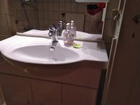 Waschbeckenschrank mit Waschbecken, Spiegel und Beleuchtung, Bayern - Freising Vorschau