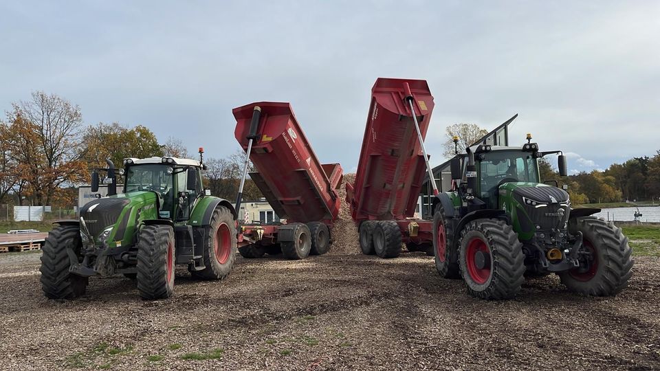 Baustellentransport Traktor Baumulden Muldenkipper Transport in Weiden b Weimar Thür