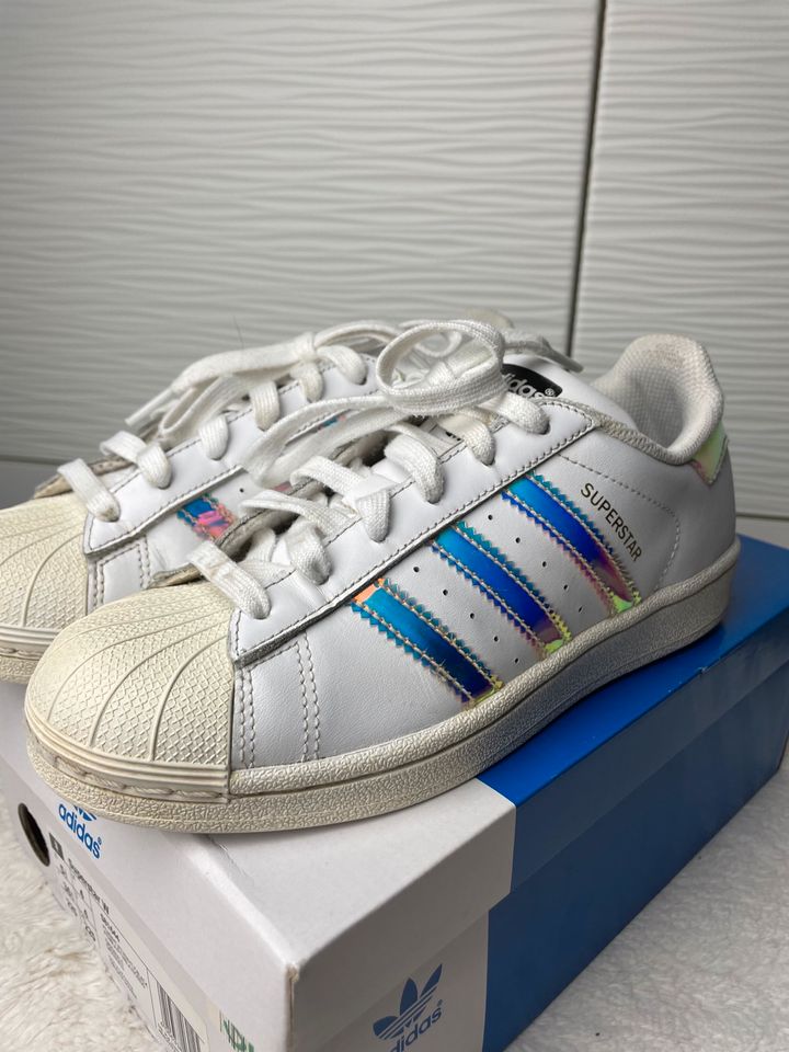 Adidas Superstar weiß irisierend Gr. 36 Sneaker in Kr. München - Neuried Kr  München | Gebrauchte Kinderschuhe Größe 36 kaufen | eBay Kleinanzeigen ist  jetzt Kleinanzeigen