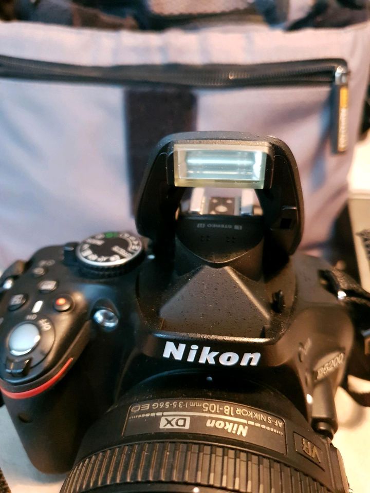 Nikon D5200 mit 13.600 shutter count + Zubehör / Gratis Stativ in Wuppertal