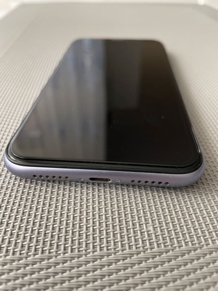 iPhone 11 lila. 64 Gb Speicher in einem guten Zustand. in Traunstein