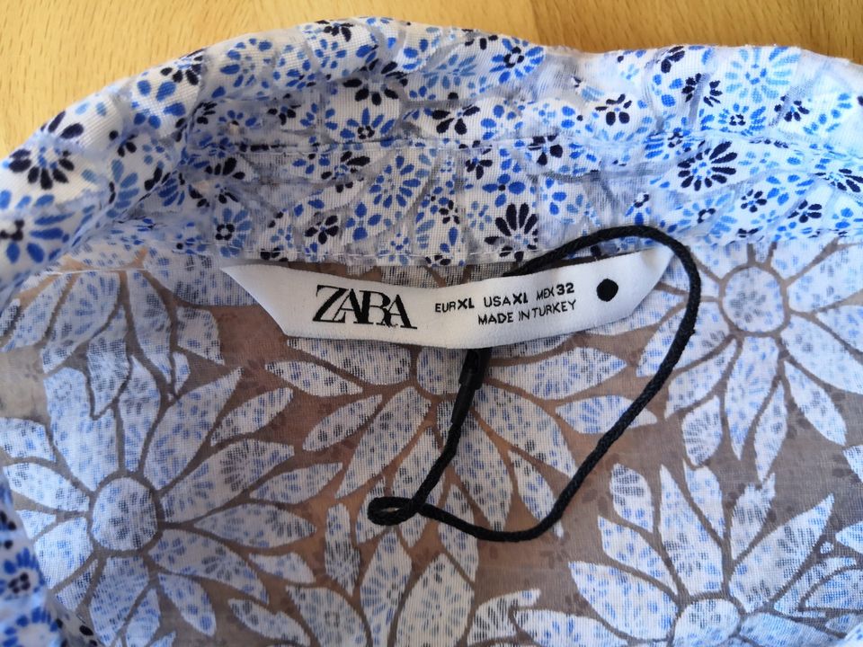 NEU Blau weiß Blümchen Knöpfe Hemd Bluse von Zara, Gr. XL in Geisenhausen