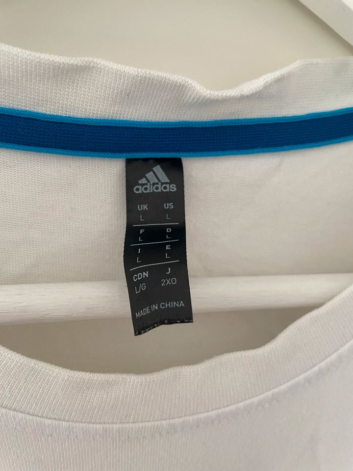 Weißes T-Shirt mit blauem Print Adidas in Gifhorn