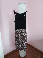 Sommerkleid mit schwarzem Top und Rock mit floralem Muster Berlin - Steglitz Vorschau