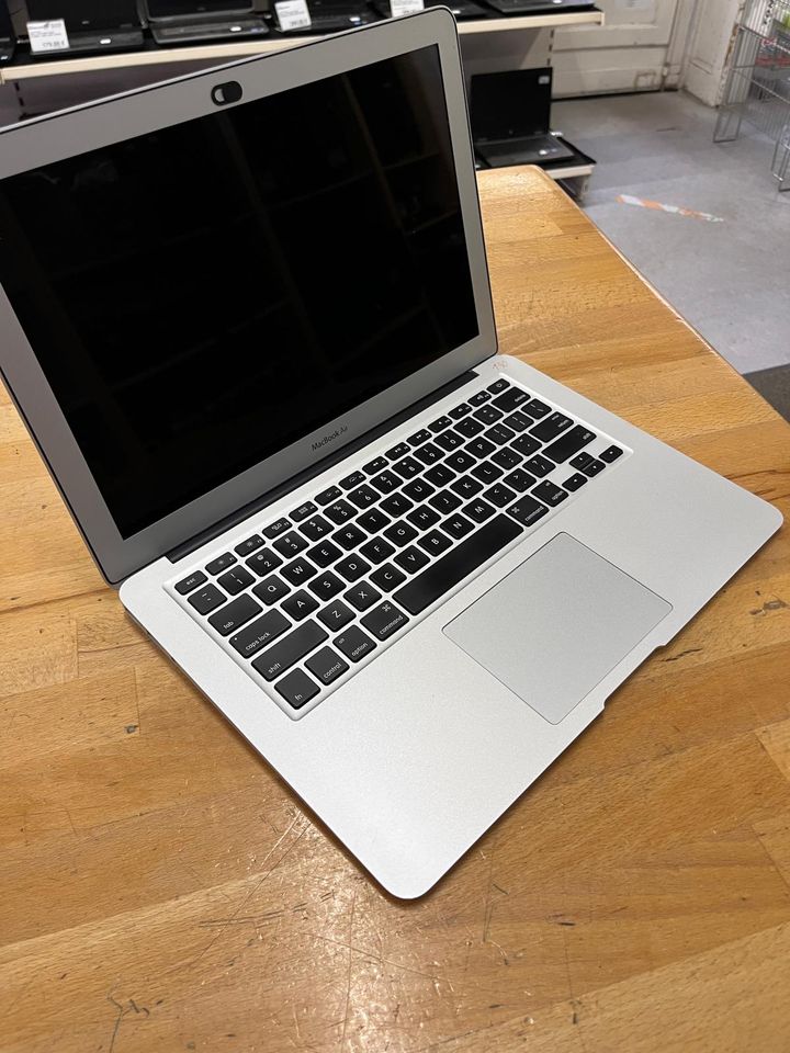 MacBook Air | 2015 | 13,3” | I5 1,6GHz | 120GB | 8GB #180 • 16 C in Berlin
