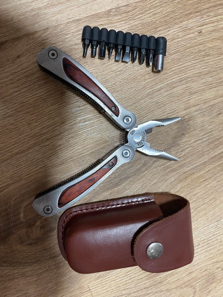 Multitool mit Tasche und Bits in Hannover