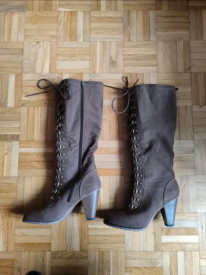 Stiefel braun mit Schnürung in München