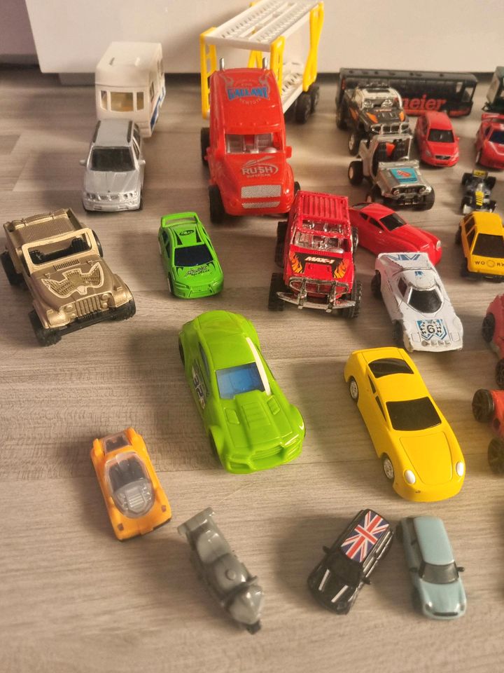 Sammlung Spielzeugautos versch.Marken Hot Wheels,Majorette usw. in Wesel