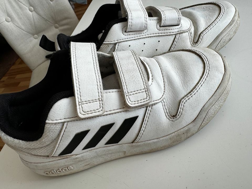 Adidas Schuhe Gr. 33 in Wesseling