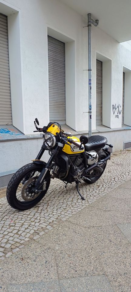 Ducati Scrambler Rizoma Cafe Racer in Berlin