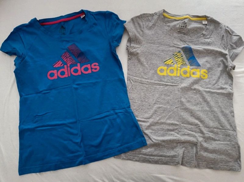 2 Adidas Sport T-Shirts in grau und blau in Hürtgenwald