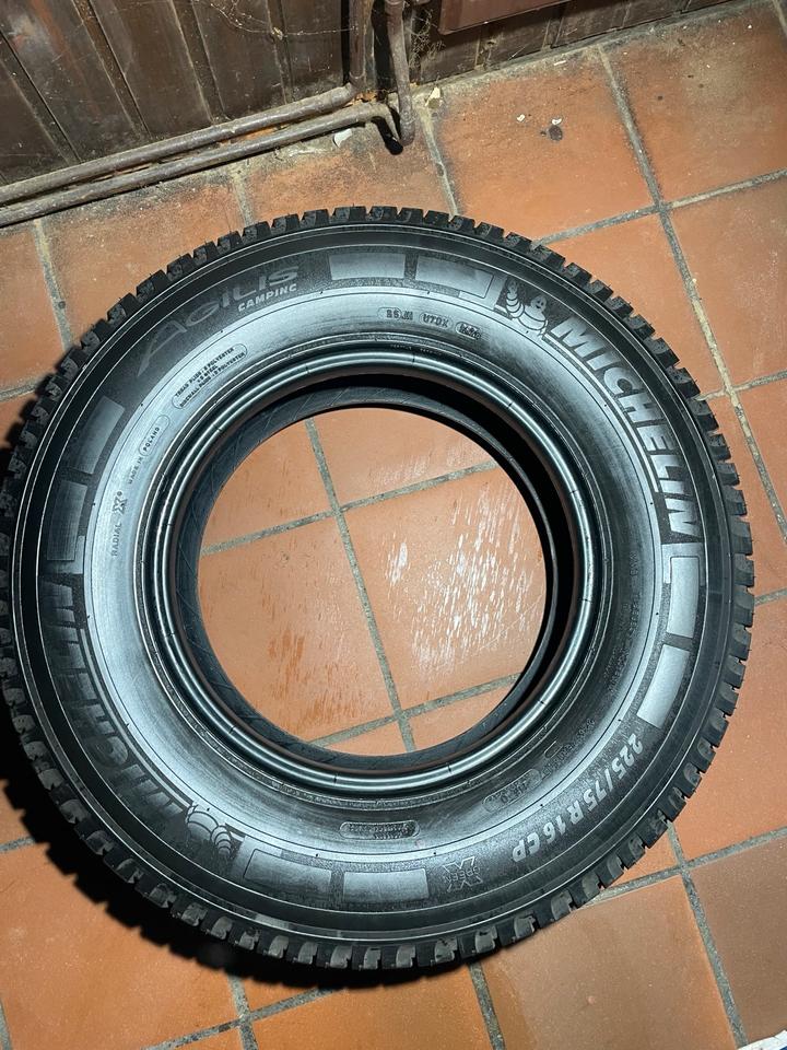 Michelin 225 75 16 Cp neuwertig für Transporter oder Camper in Achim