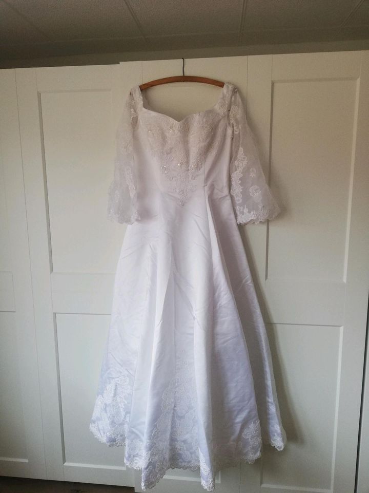 Brautkleid mit Ärmeln und abnehmbarer Schleppe in Greußen