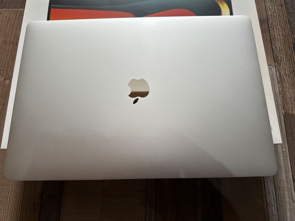 2019 Apple Macbook Pro 16,1 /2,3 GHz 8‑Core Intel Core i9 in Finsterwalde