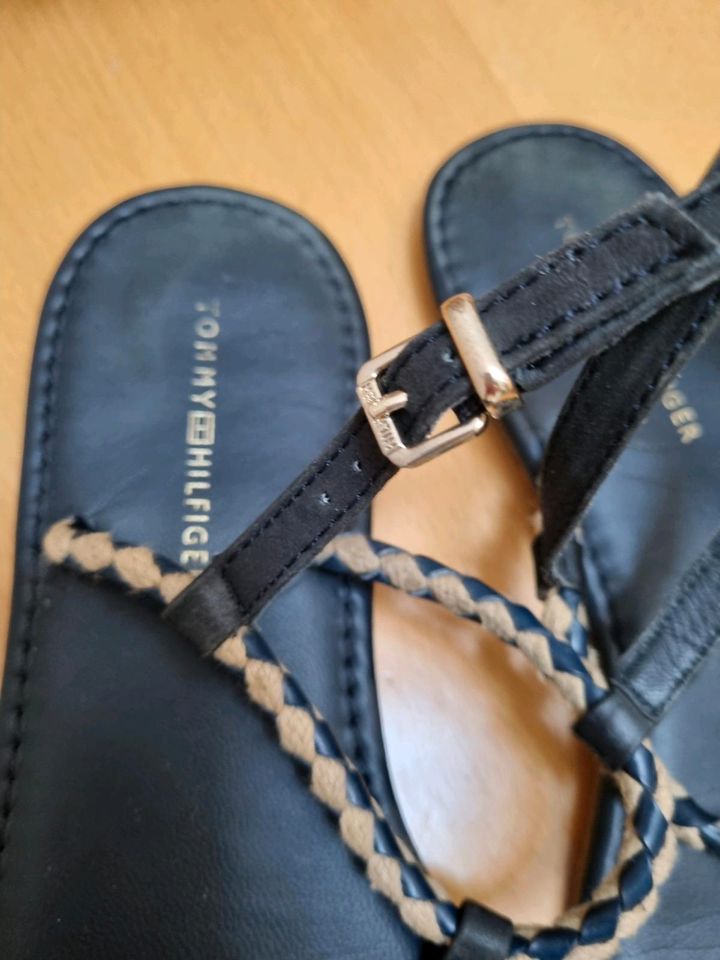 Tommy Hilfiger Zehentrenner Sandalen Neuwertig Gr.40 blau in Gescher