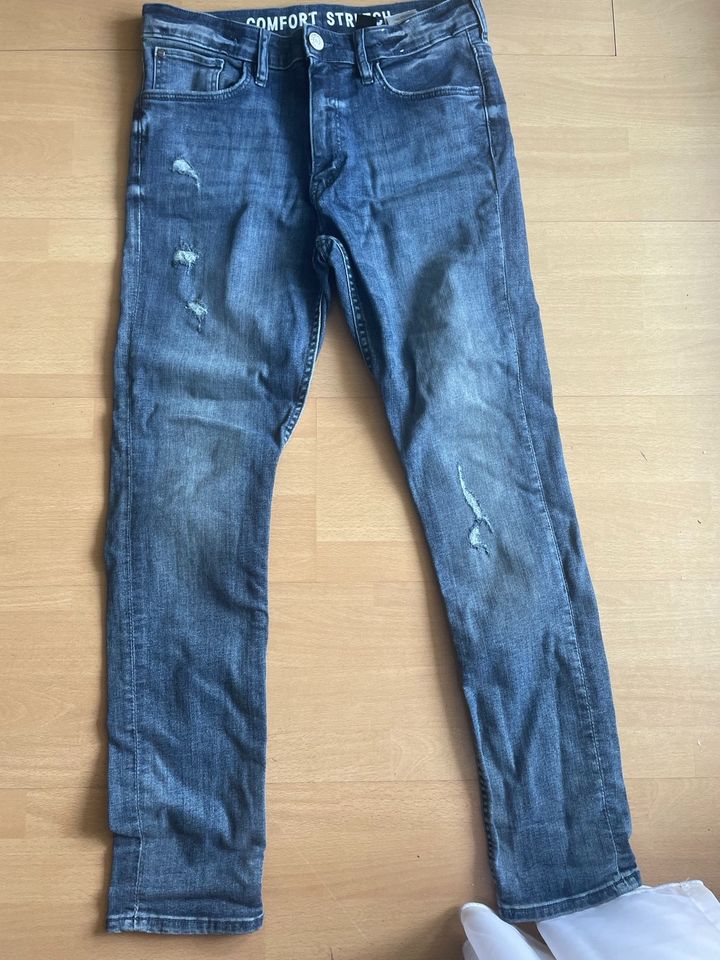 H&M jeans destroyed Jung’s gr 170 in Berlin