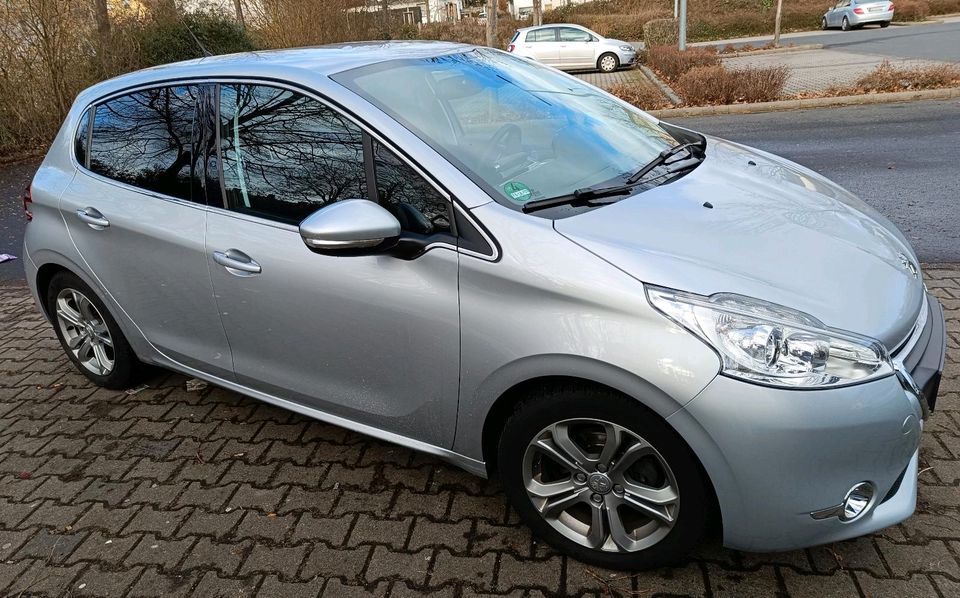 Peugeot 208  Allure, 5 Türer 88KW (120 PS), HU/AU neu in Bad Nauheim