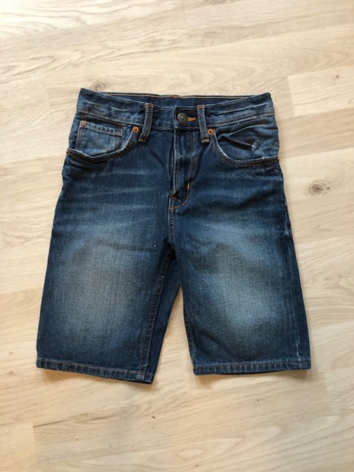 Jeans Shorts von H&M Gr. 122, neuwertig in Münchberg