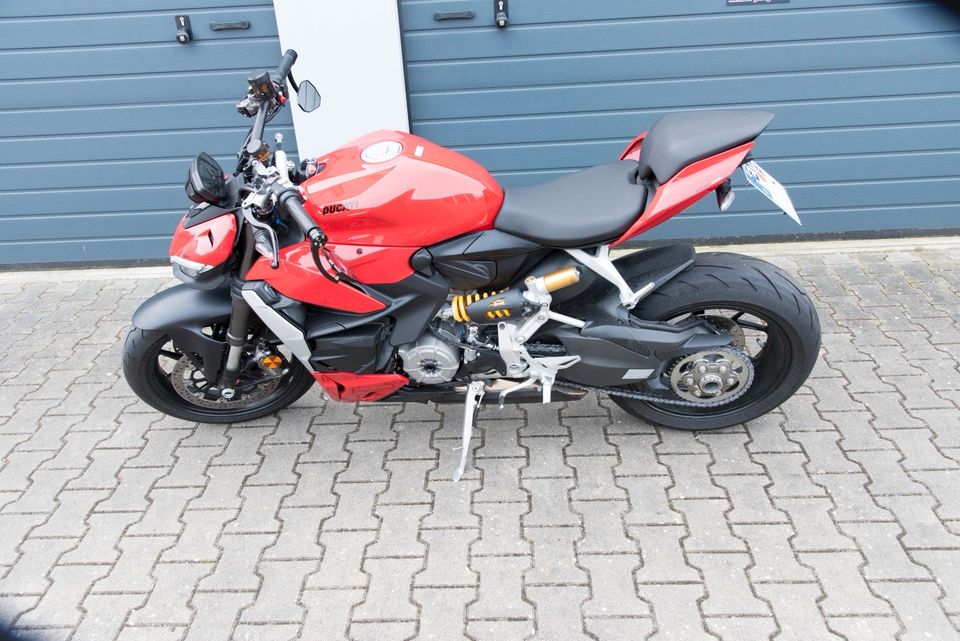 Ducati Streetfighter V2 mit nur 400km in Emden