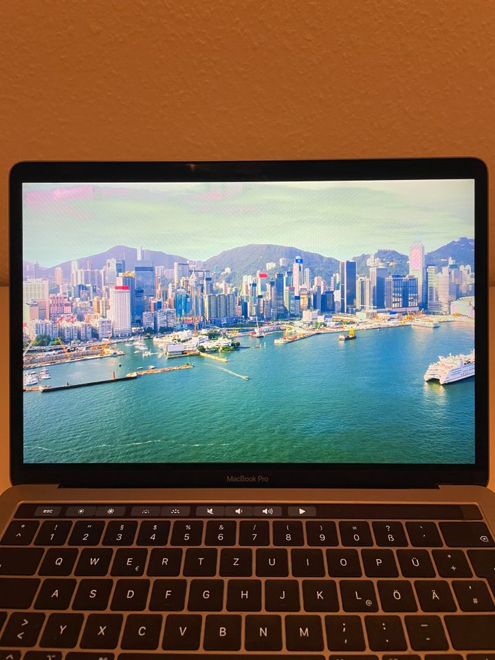 MacBook Pro 13" (Space Grey) - 2,4 GHz Quad-Core, 8 GB RAM, 512 G in Mauritz