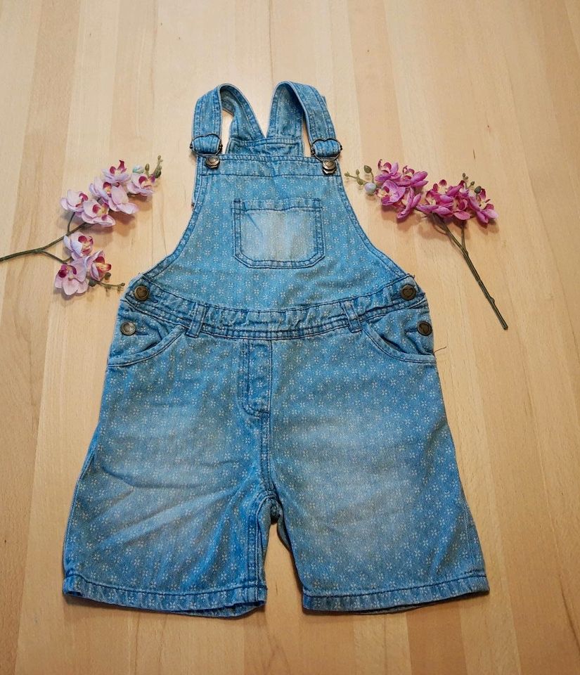 Jeans- Latzhose Gr. 128 Shorts Mädchen Topolino blau in Anger