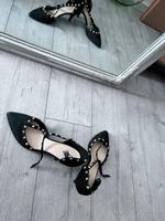 Deichmann Pumps mit Nieten Sandalen schwarz Gold Gr.40 Frankfurt am Main - Bornheim Vorschau