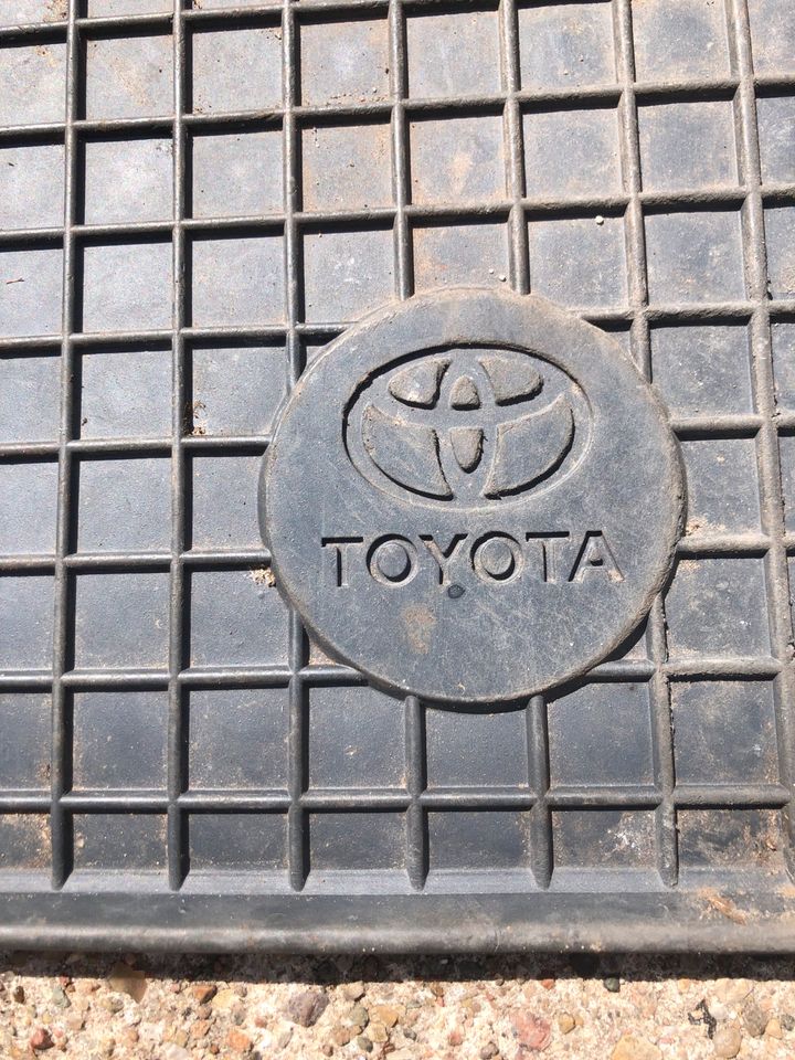 Toyota Auris 2007-2010 Gummi- Fußmatten Set in Handewitt