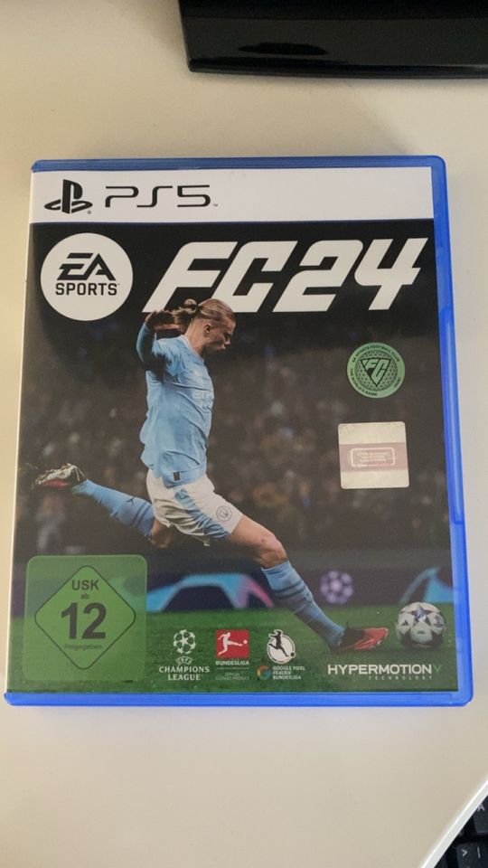 Eine Ps5 Slim Disc Version , 2 Controller , EA Fc 24, in Völklingen