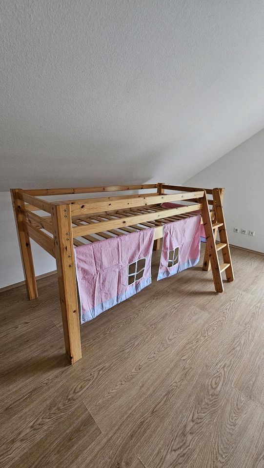 Möbel Kinderzimmer Kinder Hochbett Bett Holz Lattenrost Matratze in Bergneustadt