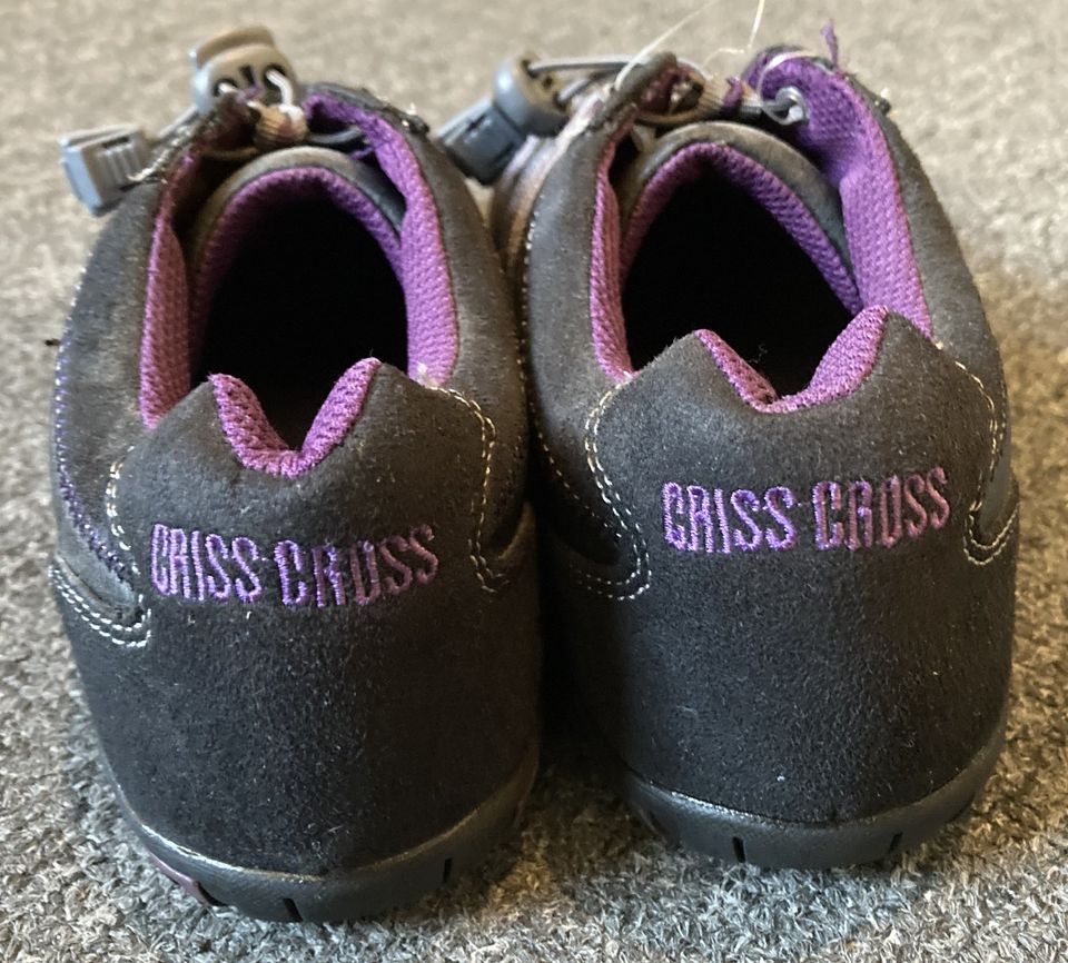 Sneaker CrissCross Girls - schwarz/lila - Gr. 38 - ungetragen in Husum