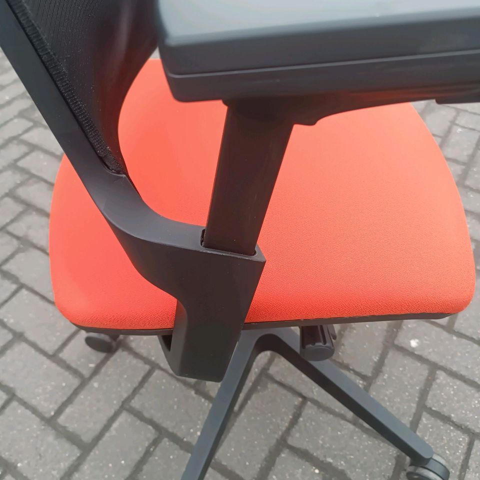 Interstuhl Movyis3 Modell 14 Bürodrehstuhl schwarz/orange 3D in Hamm