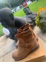 Neuwertige UGG Stiefel Stiefeletten  Größe 38 Köln - Rath-Heumar Vorschau