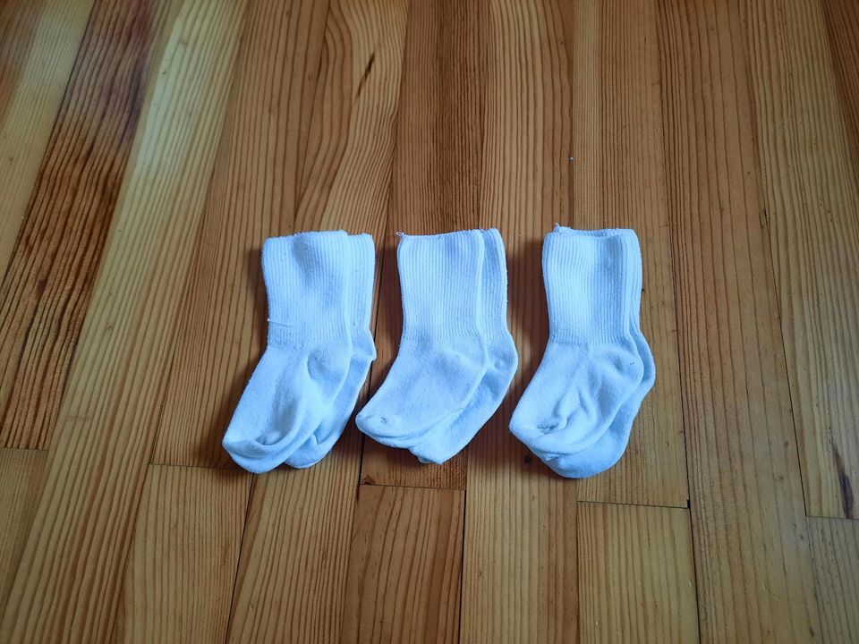 3 Paar weiße Baby-Söckchen Taufe Baby-Socken Strümpfe in Großrosseln