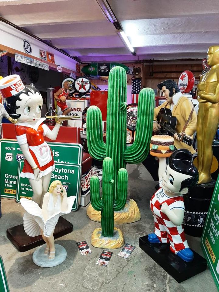 Westernstadt Deko Saloon Kaktus Figur Indianer Statue US Kneipe in Mülheim (Ruhr)