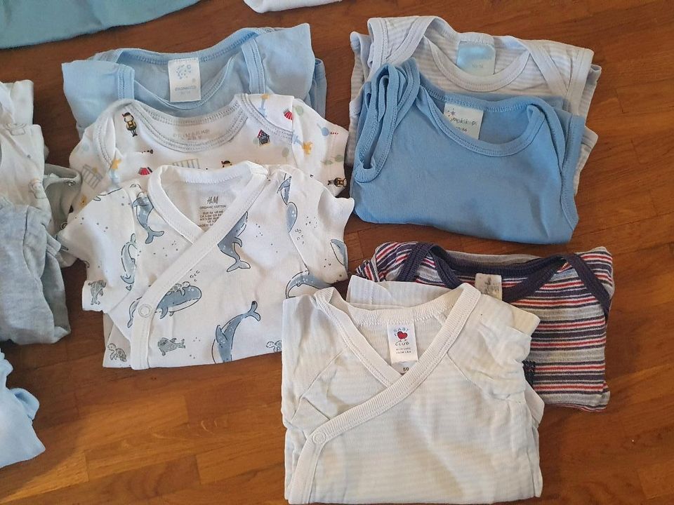 Schönes Babybekleidung-Paket Gr. 50 Erstausstattung 31 Teile in Weingarten (Baden)