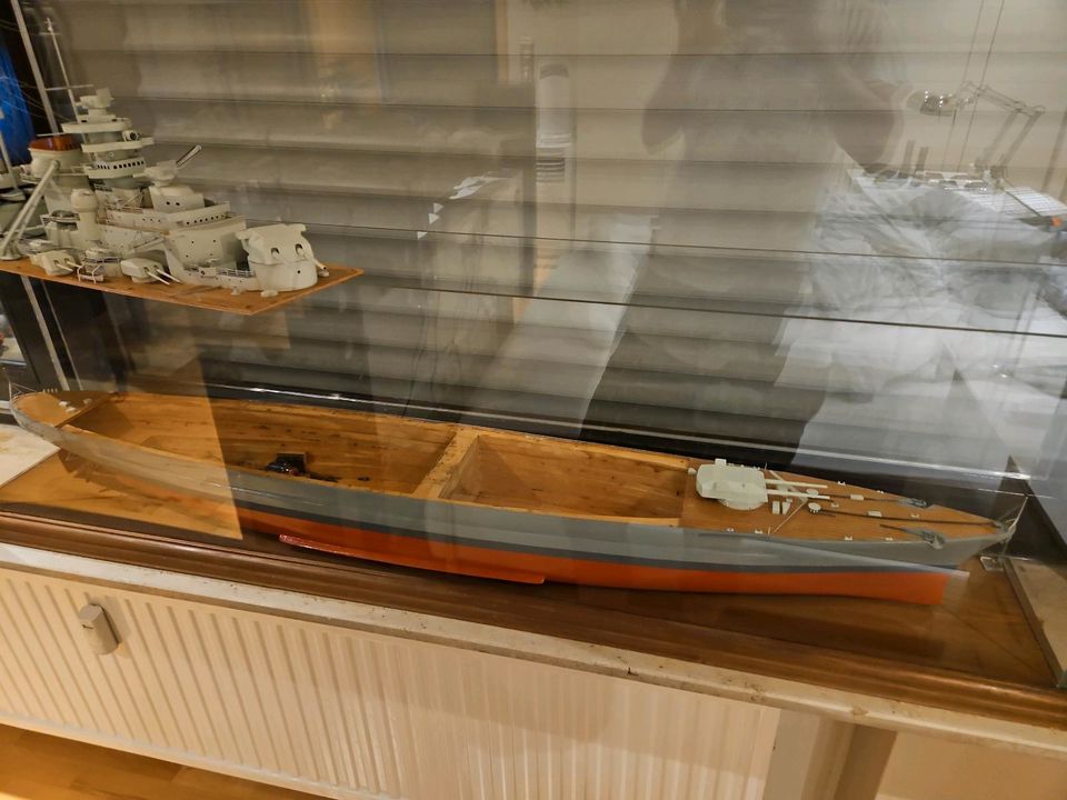 Modell Bismark Holzschiff mit Motoren in Ruppichteroth