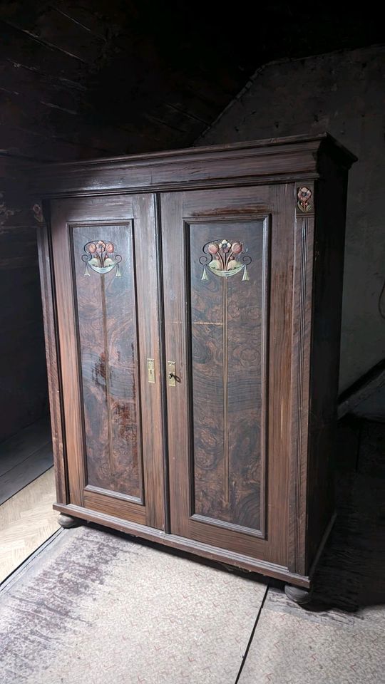 Antik Kleiderschrank Jugendstil 1900 Ornamente Holz Antiquität in Penig