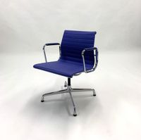 Vitra EA 108 Besprechungsstuhl mit Lederarmlehnen (Hopsack, blau) West - Höchst Vorschau