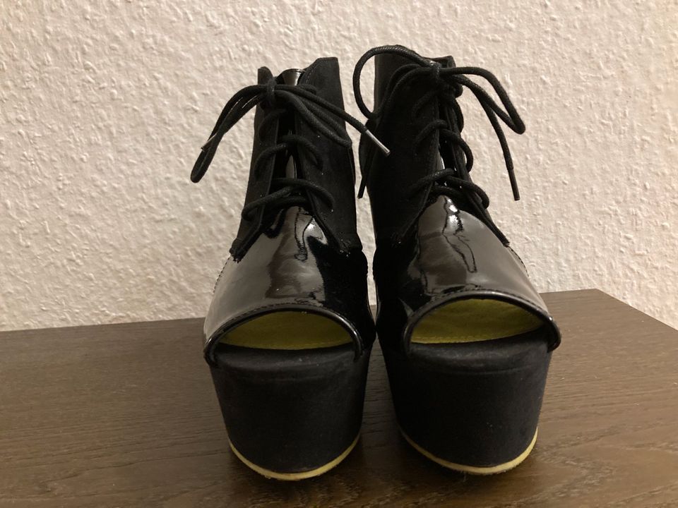 Plateau Schuhe Divided Größe 38 schwarz in Zahna