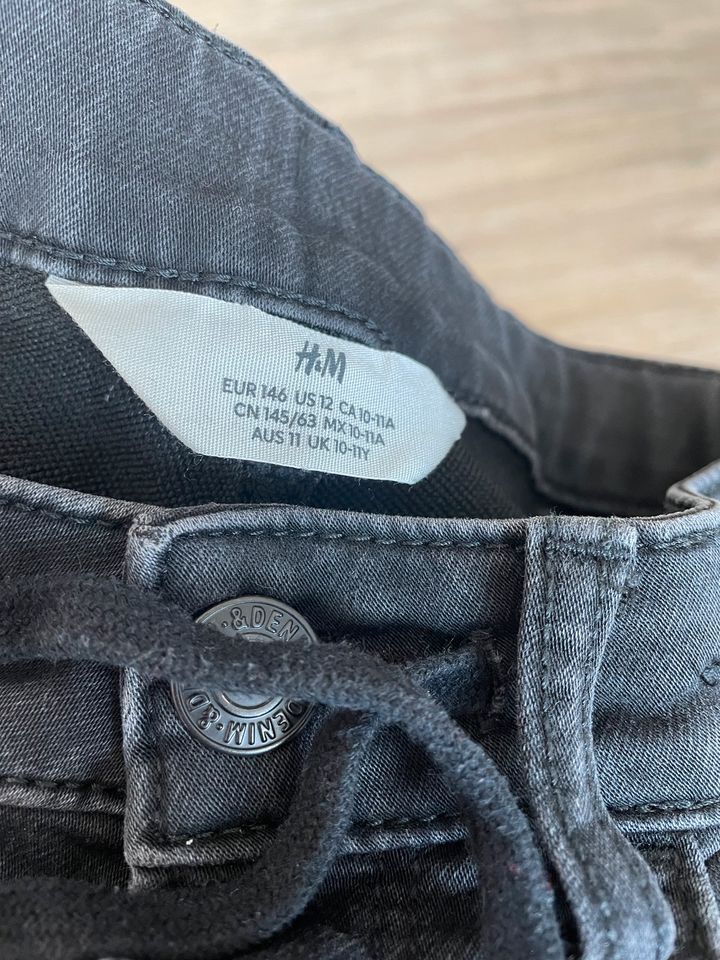 Jeansshorts H&M Gr. 146 in Olpe