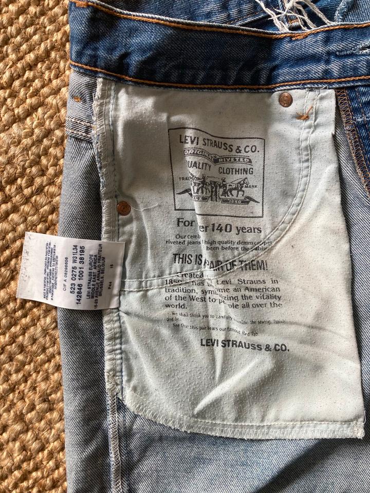 Levis Jeanshose 31 34 denim Shorts kurze Hose Hotpants Fransen in Bonn
