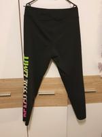 Schwarze sporthose mit bunter Schrift Brandenburg - Templin Vorschau