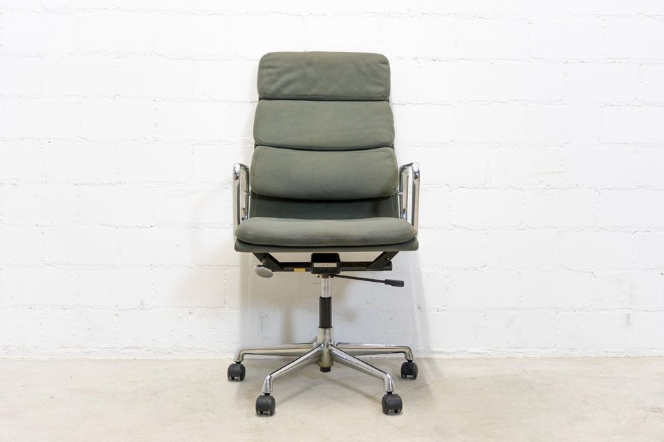 Herman Miller by Vitra Eames Soft Pad Aluminium Chair EA 219 in Gottmadingen