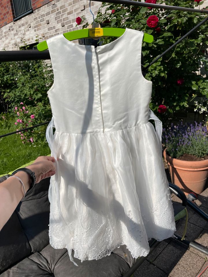 Sehr hübsches, weißes festliches Kleid mit Spitze. Gr 122 6 Jahre in Hamburg