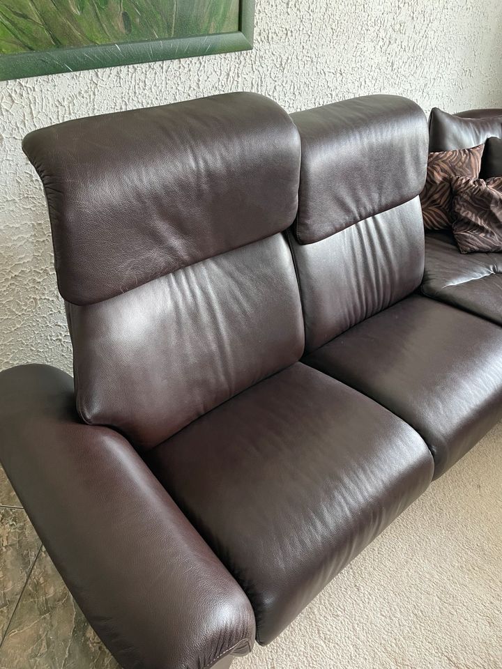 Stressless Couch/Eckcouch/Ledercouch mit Sessel und Hocker in Leipzig