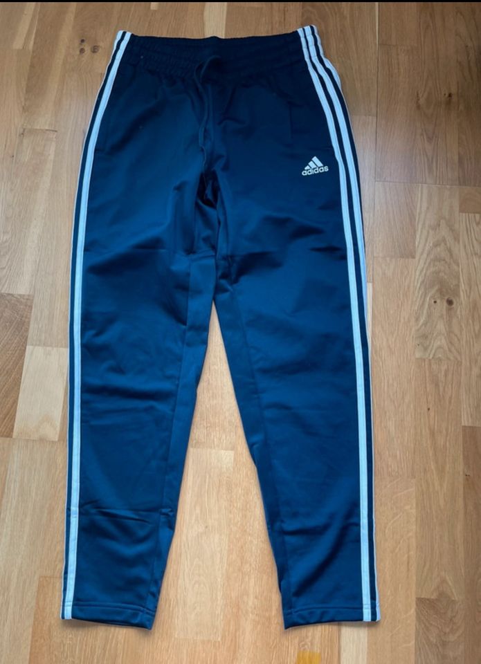 Adidas Essentials Trainingsanzug, Gr XS in Hamburg