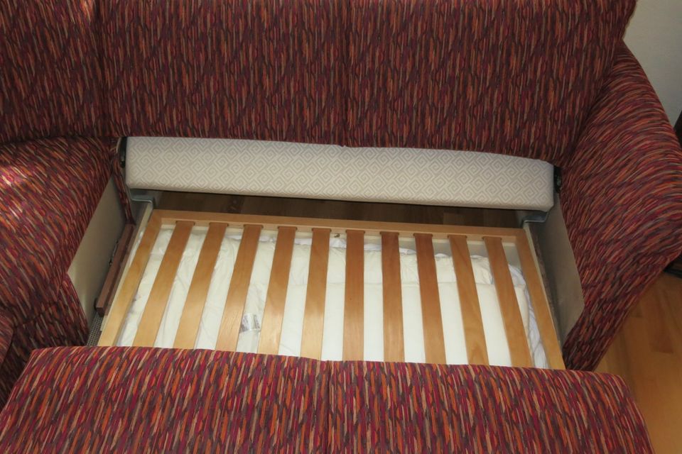 Couchgarnitur Sofa rot ca. 220 cm x 255 cm mit Bett und Stauraum in Oberschleißheim