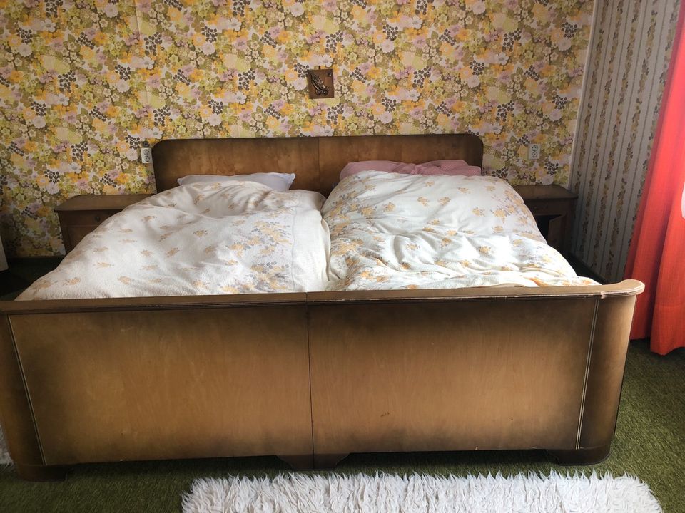 Doppelbett mit Nachtkästchen in Oberhausen a.d. Donau