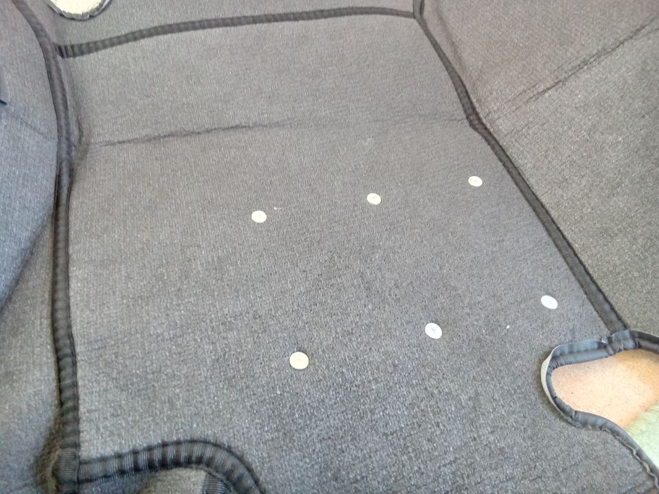 BMW  X1 Fußmatten Set 3teilig nagelneu unbenutzt rot-schwarz in Bruchsal